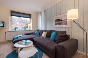 TV - Apartment 'Welle' with Private Garden, Balcony and Wi-Fi (Lübeck Travemünde)