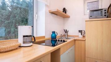 Fridge, oven, stovetop, coffee/tea maker