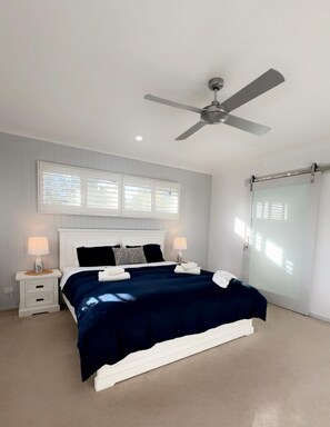 4 habitaciones, tabla de planchar con plancha, wifi y ropa de cama 