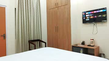 Deluxe Double Room | Premium bedding, minibar, desk, rollaway beds