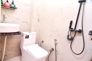 Deluxe Single Room | Bathroom | Shower, slippers, towels, soap