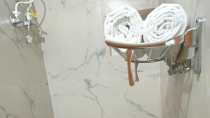 Een badkamer met toilet, bidet en wastafel.