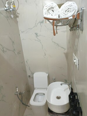 Deluxe Double Room | Bathroom | Shower, towels, soap, shampoo - Hotel Vista Inn (Sawai Madhopur)