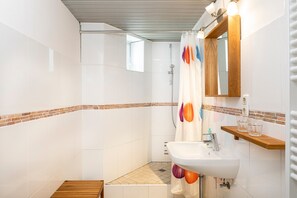 Shower, hair dryer, towels - Apartment 'Strandhafer' with Private Terrace, Private Garden and Wi-Fi (Lübeck Travemünde)