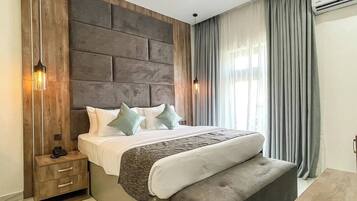 Escritorio, espacio para trabajar con laptop y cortinas blackout