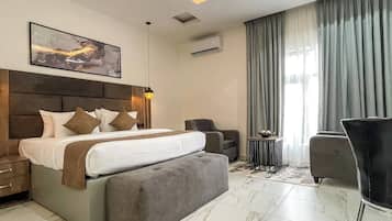 Rom – deluxe, balkong, byutsikt | Skrivebord, skrivebord for bærbar PC, blendingsgardiner og lydisolert