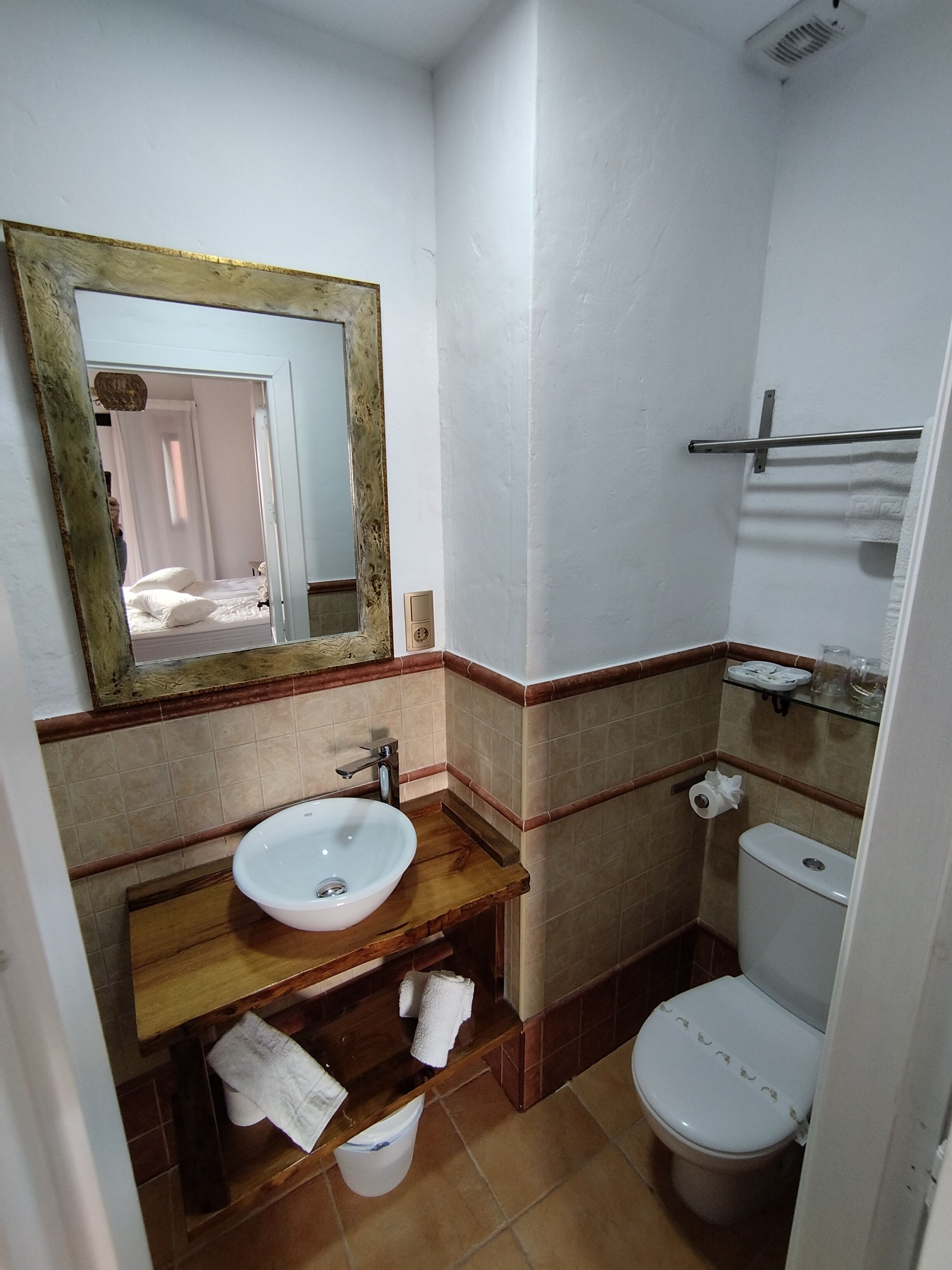 Tweepersoonskamer | Badkamer | Een haardroger, handdoeken