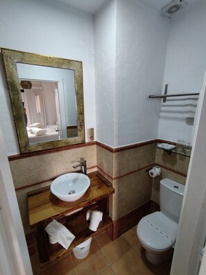 Tweepersoonskamer | Badkamer | Een haardroger, handdoeken