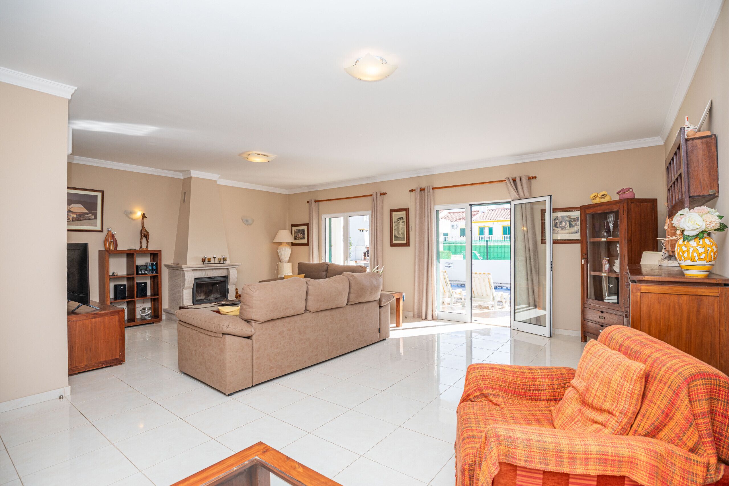 Een televisie en een open haard