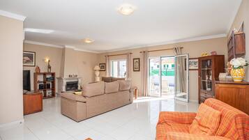 Een televisie en een open haard