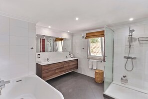 Shower, hair dryer - VILLA  LARANJA, Castro Marim Golfe Resort (Castro Marim)