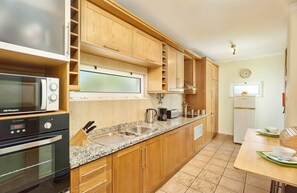 Fridge, microwave, oven, stovetop - CASA BRANCA, Beach Village (Altura)