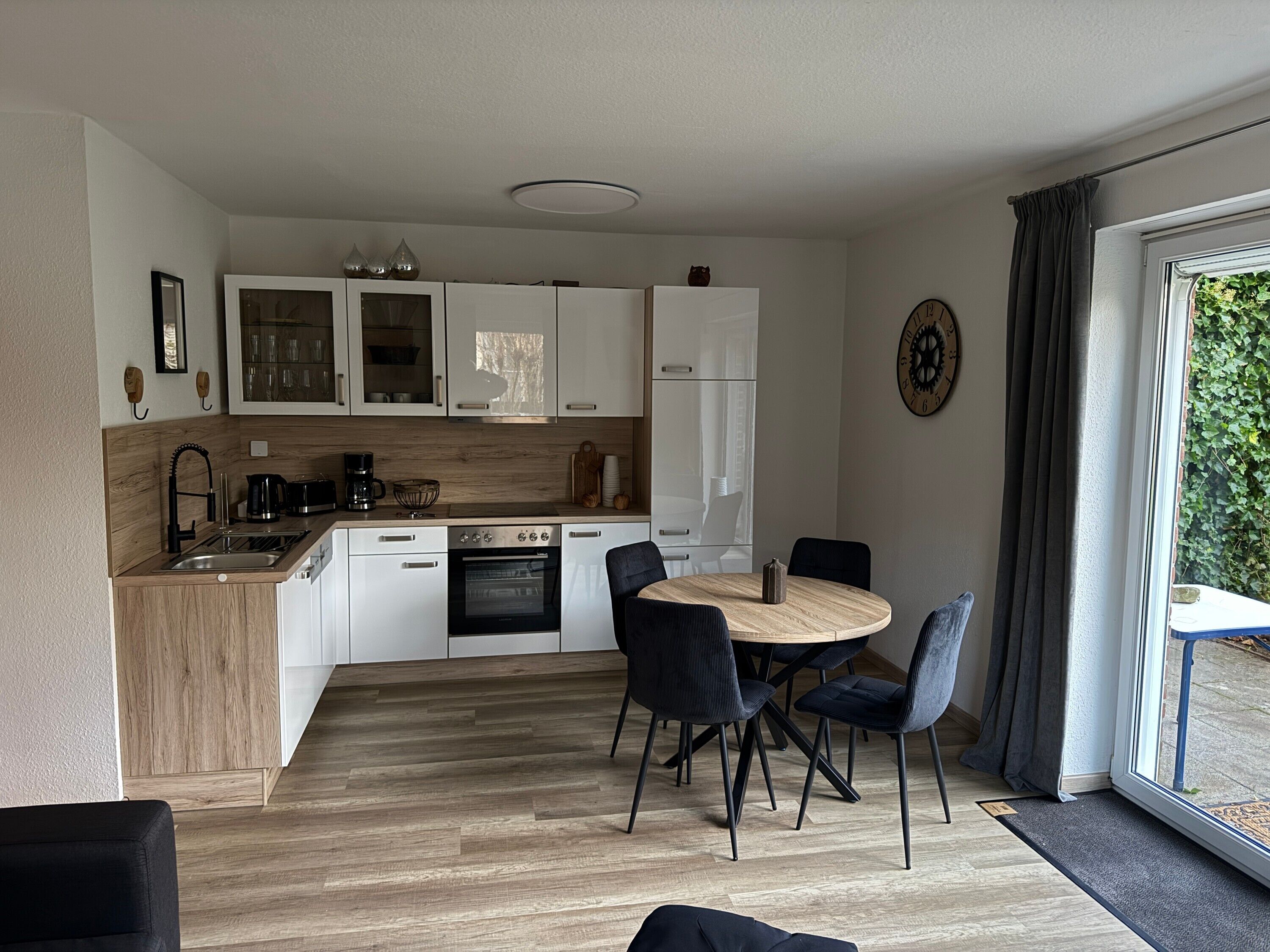 Kylskåp, ugn, spishäll och diskmaskin