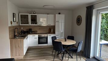 Frigorifero, forno, piano cottura, lavastoviglie