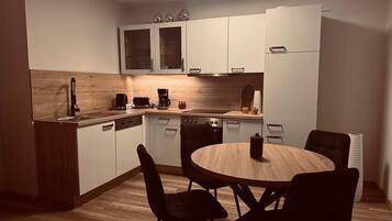 Fridge, oven, stovetop, dishwasher