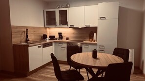 Fridge, oven, stovetop, dishwasher - Apartment 'Carmen' with Shared Terrace, Private Garden and Wi-Fi (Wiek)