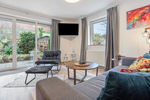 TV - Apartment 'Carmen' with Shared Terrace, Private Garden and Wi-Fi (Wiek)