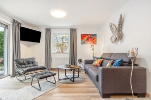 TV - Apartment 'Carmen' with Shared Terrace, Private Garden and Wi-Fi (Wiek)