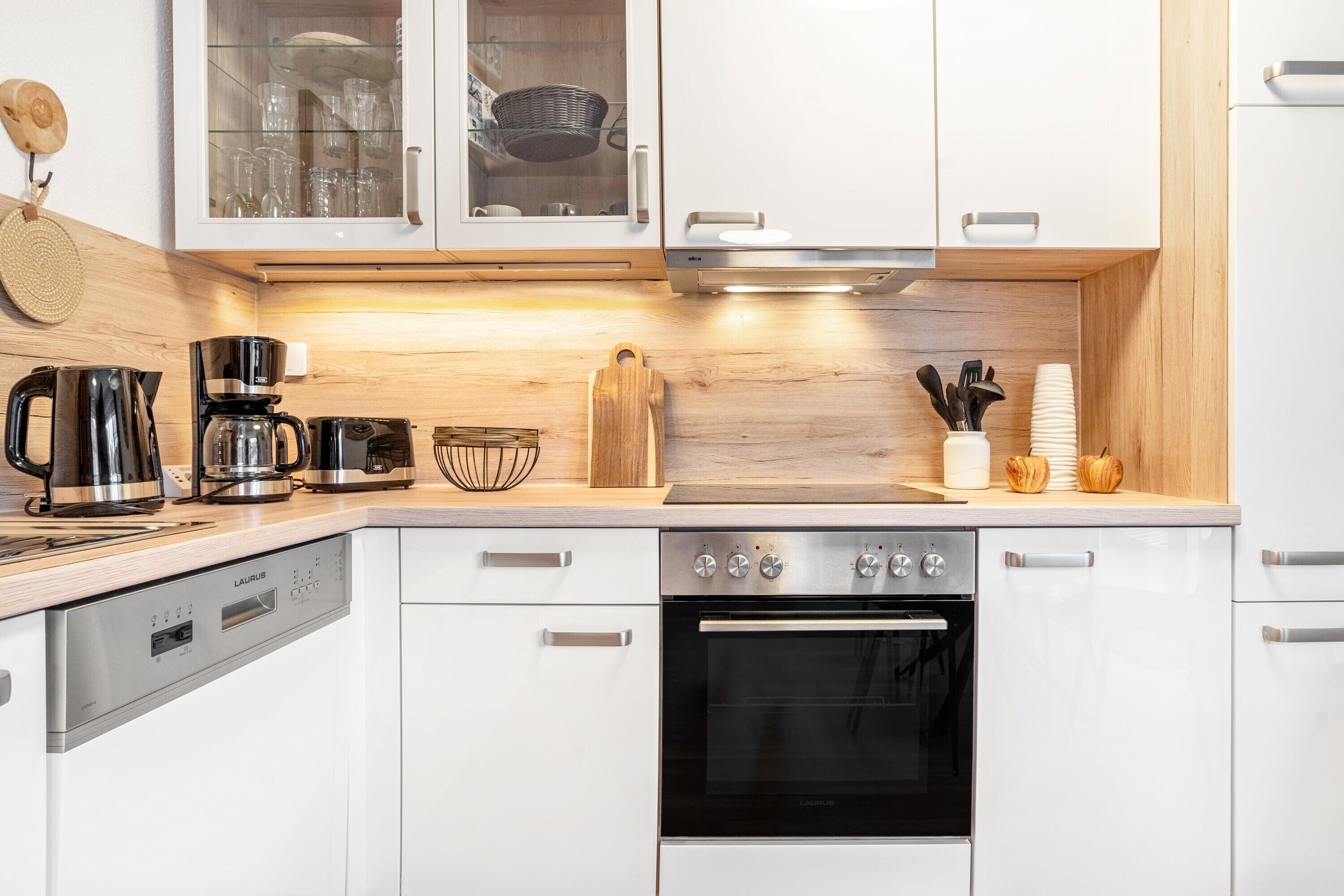 Fridge, oven, stovetop, dishwasher