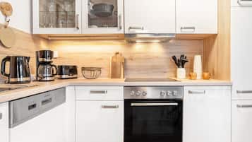 Fridge, oven, stovetop, dishwasher