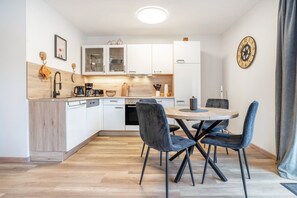 Fridge, oven, stovetop, dishwasher - Apartment 'Carmen' with Shared Terrace, Private Garden and Wi-Fi (Wiek)