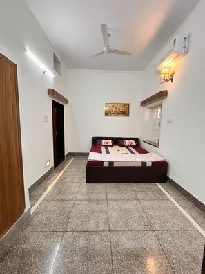 3 chambres, fer et planche à repasser, Wi-Fi, draps fournis