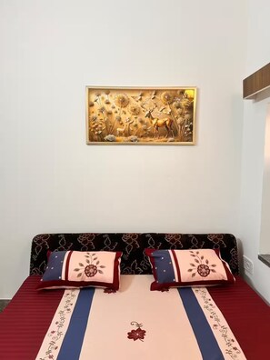 3 habitaciones, tabla de planchar con plancha, wifi y ropa de cama 