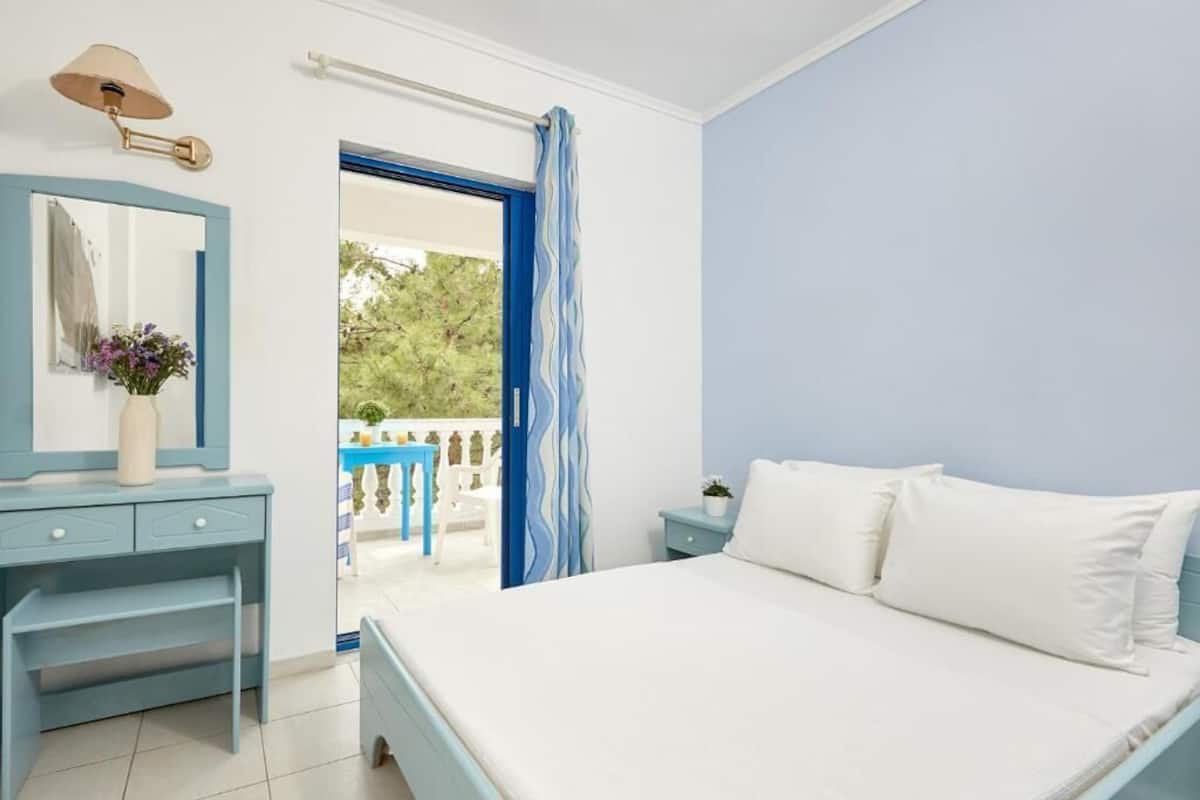 In-room safe, WiFi (free)