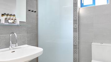 雙人房, 露台, 庭園景 | 浴室