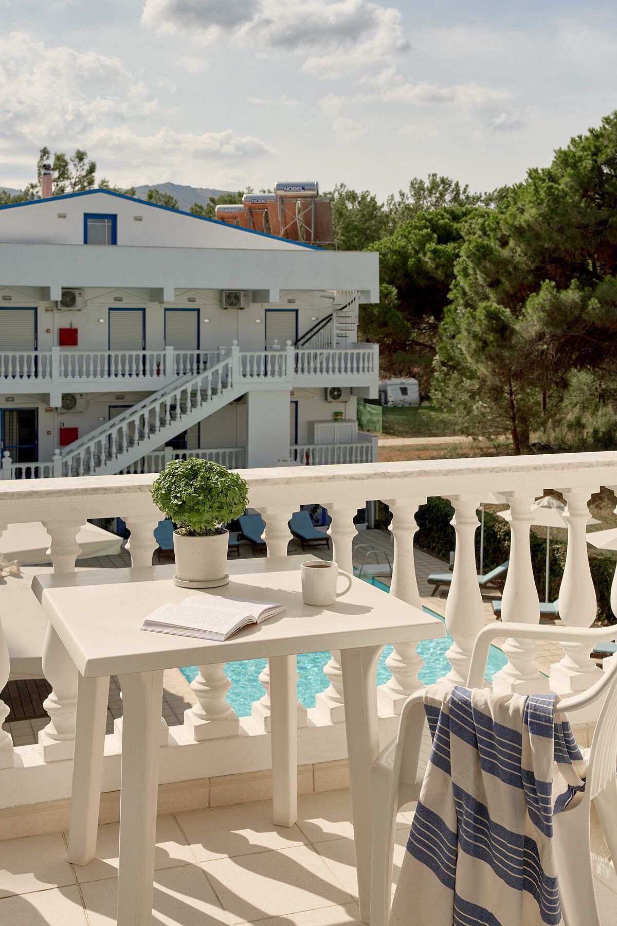 Dobbeltværelse - balkon - udsigt til gårdsplads | Udendørs spisemuligheder