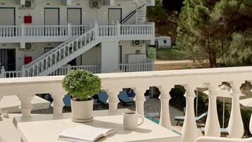 Dobbeltværelse - balkon - udsigt til gårdsplads | Udendørs spisemuligheder