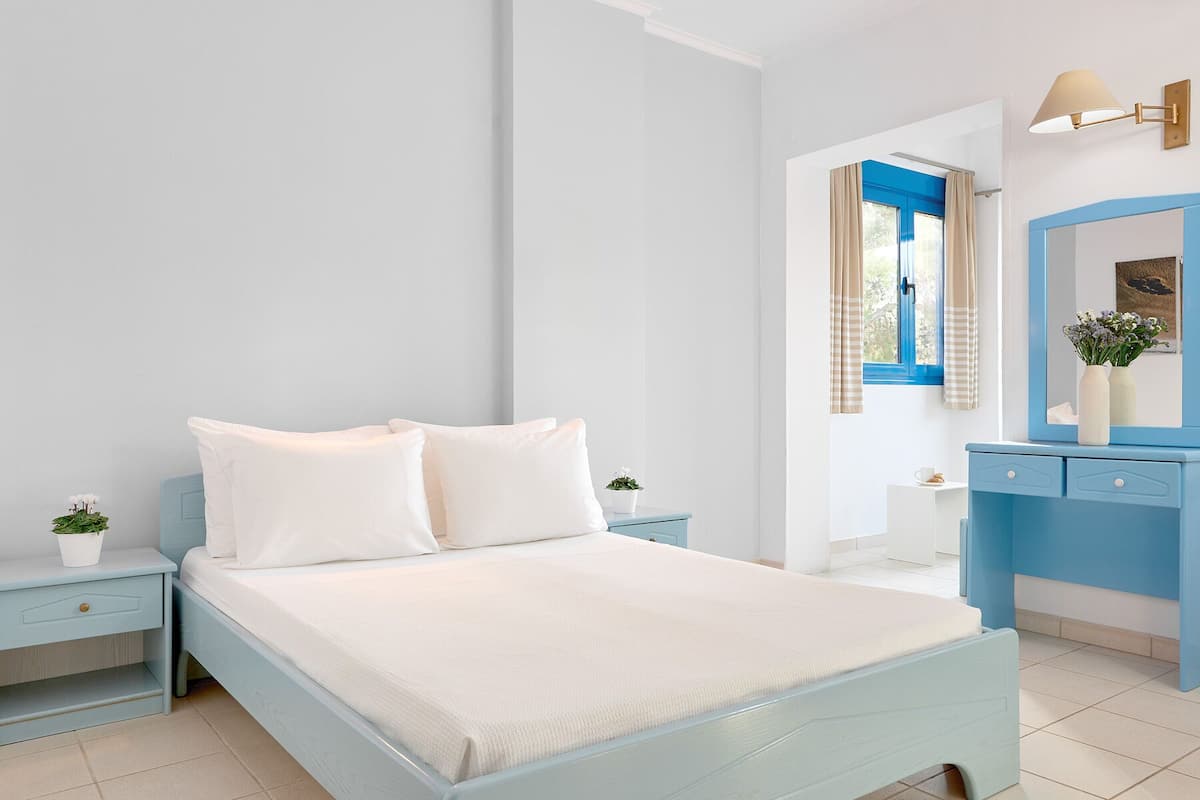 Quarto casal, sacada, vista para o pátio | Cofres nos quartos, Wi-Fi de cortesia