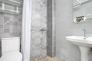 Doppelzimmer, Balkon, Gartenblick | Badezimmer