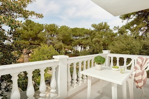 Quarto casal conforto, sacada, vista para o parque | Opções para refeição ao ar livre