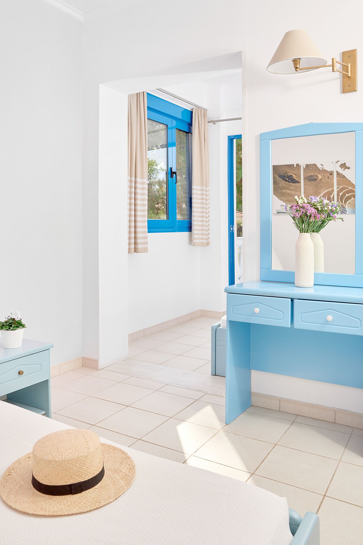 Doppelzimmer, Balkon, Blick auf den Innenhof | Zimmersafe, kostenloses WLAN