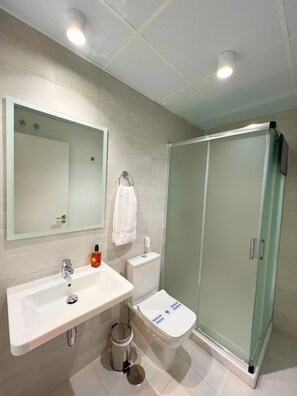 Shower, hair dryer, towels, soap - Vistamar by Residea (Benalmádena)