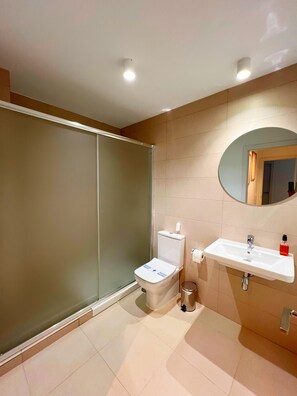 Shower, hair dryer, towels, soap - Vistamar by Residea (Benalmádena)