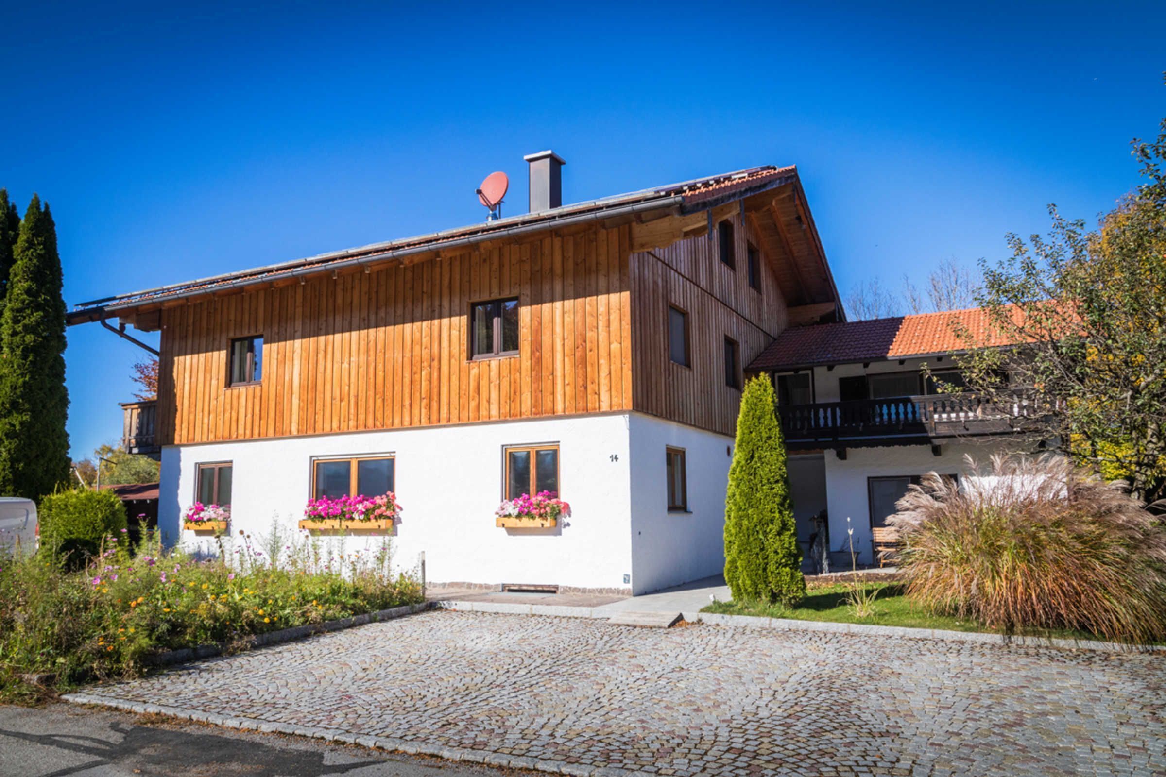 Ferienwohnung im Erdgeschoss und Essplatz im Freien (rechts hinter Wiese)