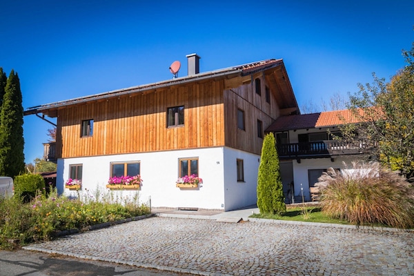 Ferienwohnung im Erdgeschoss und Essplatz im Freien (rechts hinter Wiese)