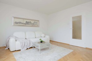 Fernseher, DVD-Player, Arbeitsbereiche