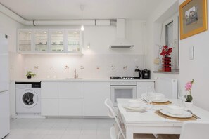 Jääkaappi, uuni, liesi, astianpesukone