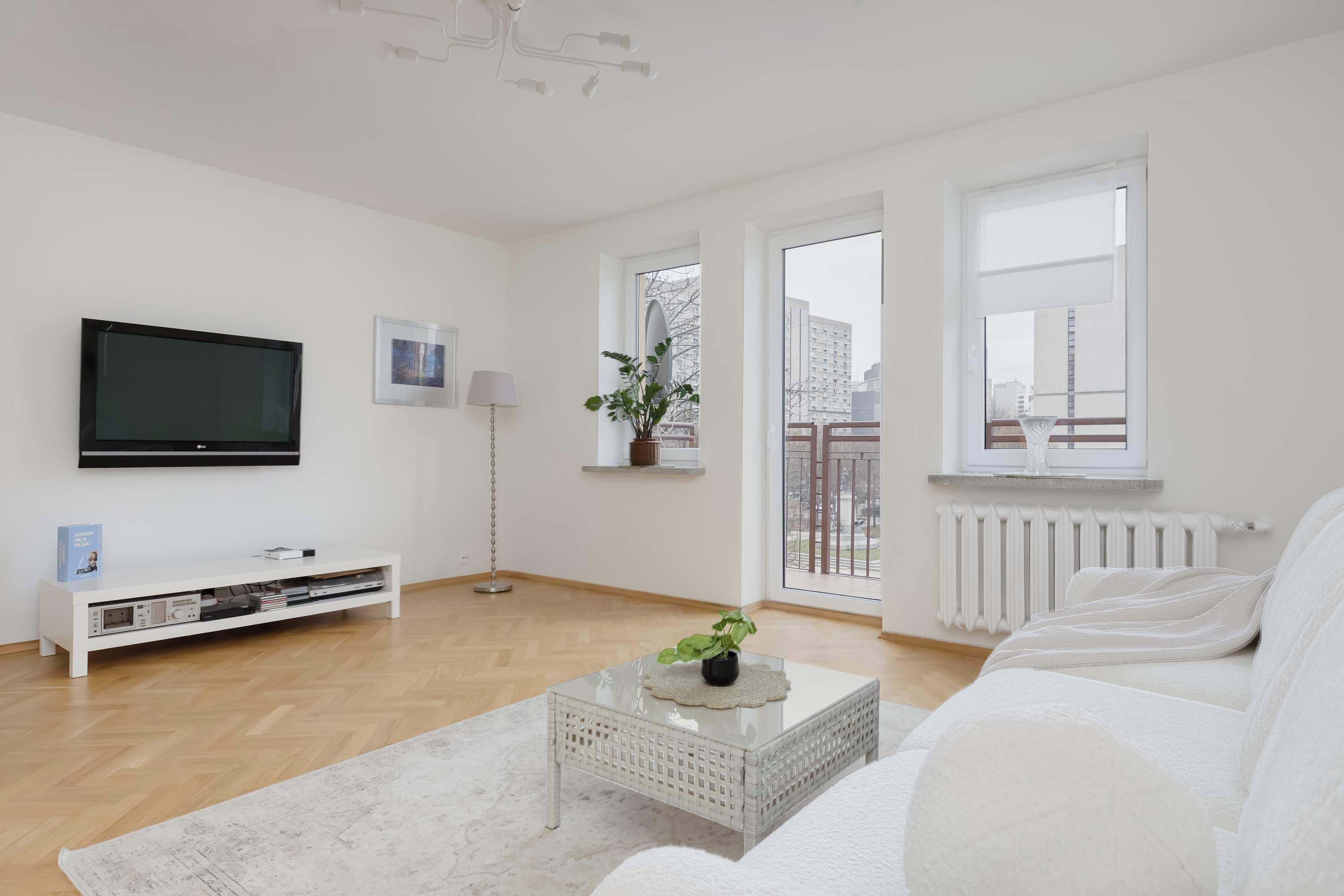 TV, DVD player, escritórios