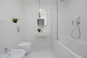 Shower, hair dryer, towels, shampoo - Spacious Apartment | 3 Bedrooms and Balcony in the Center of Warsaw (Warszawa)