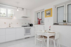 Fridge, oven, stovetop, dishwasher - Spacious Apartment | 3 Bedrooms and Balcony in the Center of Warsaw (Warszawa)