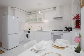 Fridge, oven, stovetop, dishwasher - Spacious Apartment | 3 Bedrooms and Balcony in the Center of Warsaw (Warszawa)