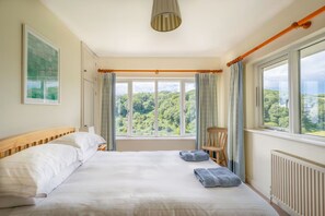 5 bedrooms, iron/ironing board, WiFi, bed sheets