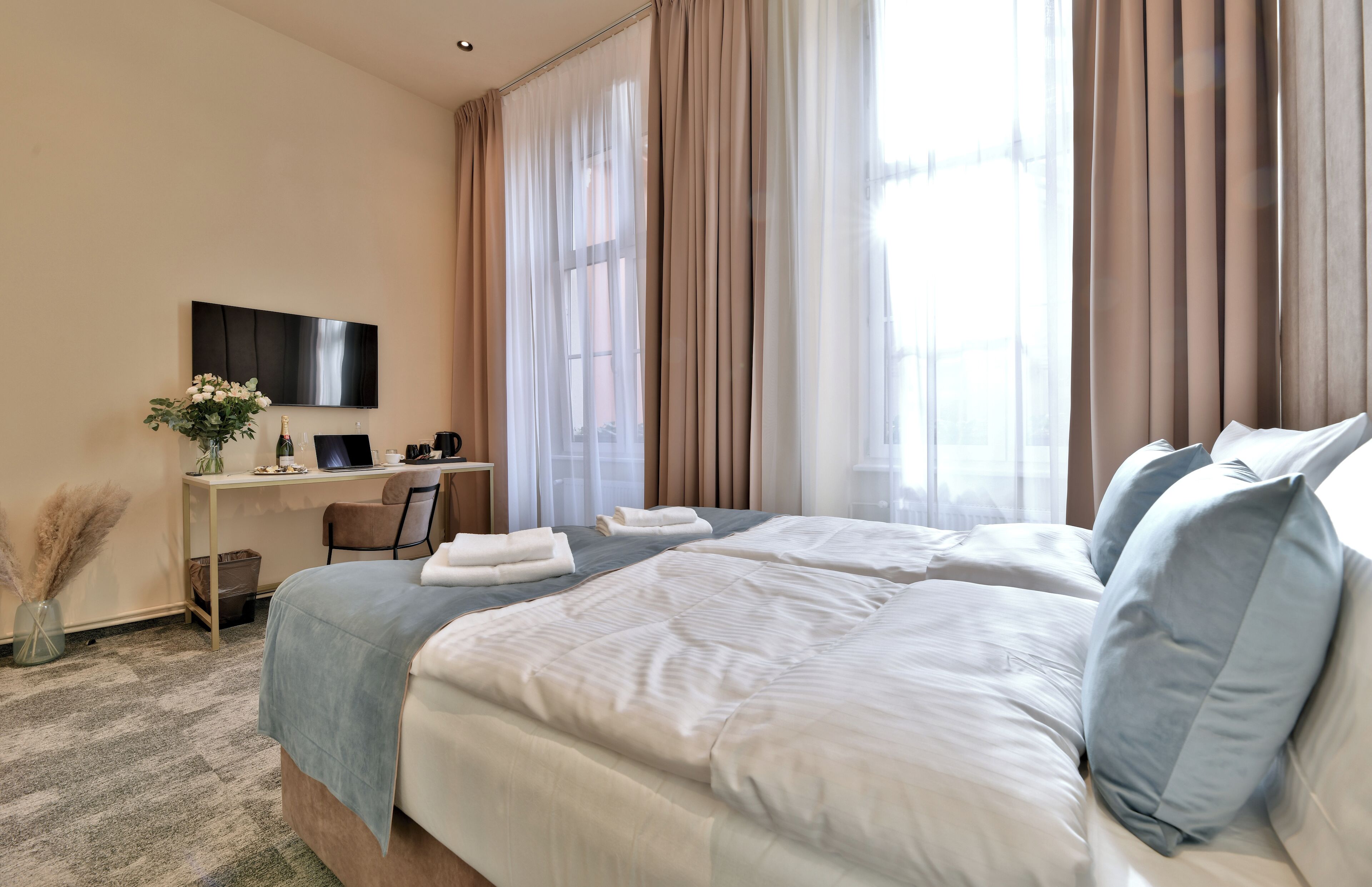 Quarto casal standard | Cofres nos quartos, cortinas blackout, Wi-Fi de cortesia, roupa de cama