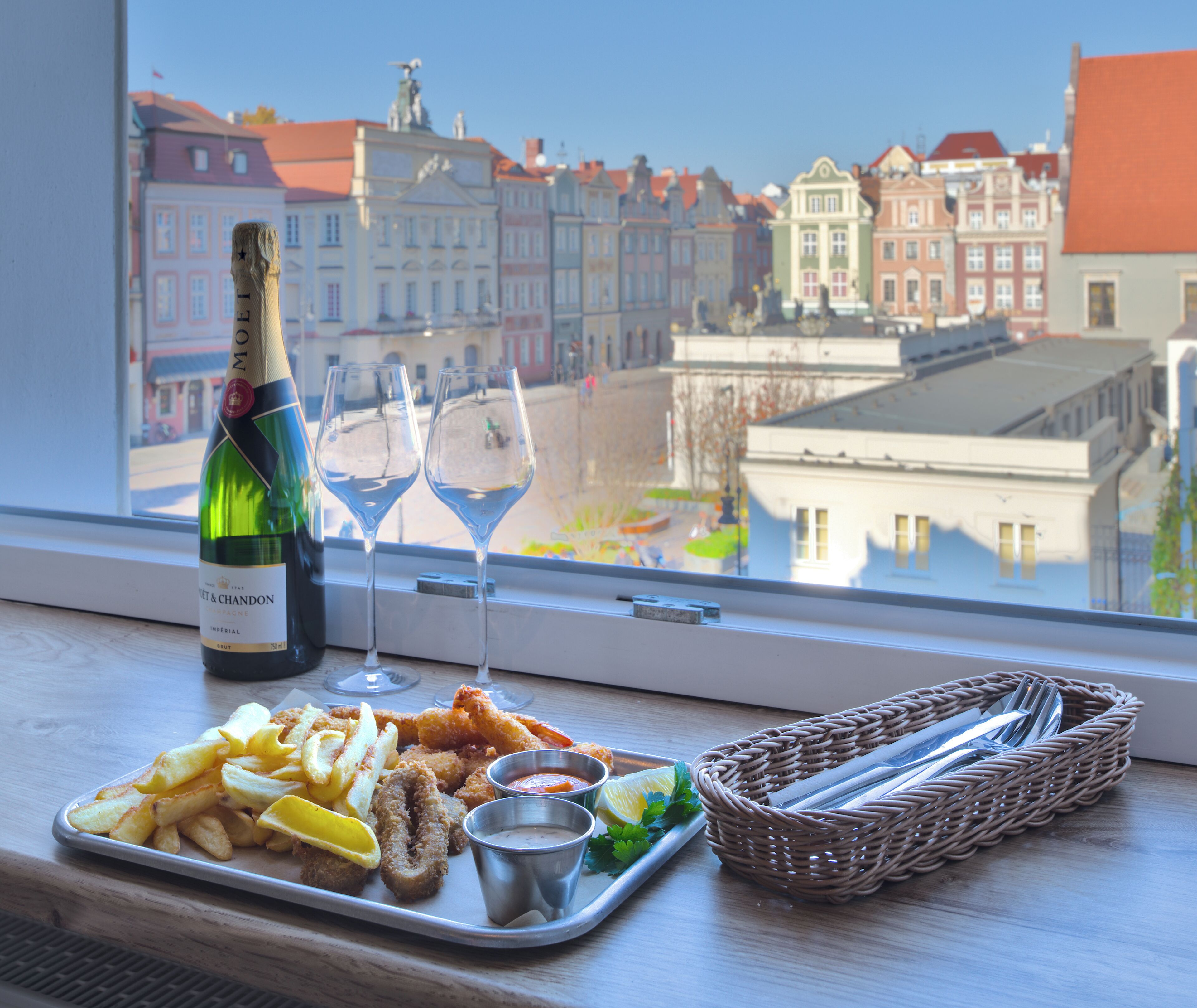 Deluxe-værelse til 3 personer | Opholdsområde | 48-tommers fladskærms-tv med digitale kanaler