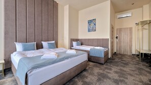 Deluxe fyrbäddsrum | Värdeförvaringsskåp på rummet, mörkläggningsgardiner och gratis wi-fi