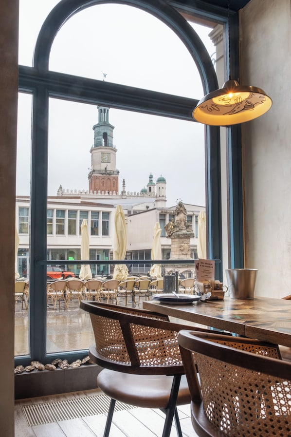 Petit déjeuner, déjeuner et dîner servis sur place